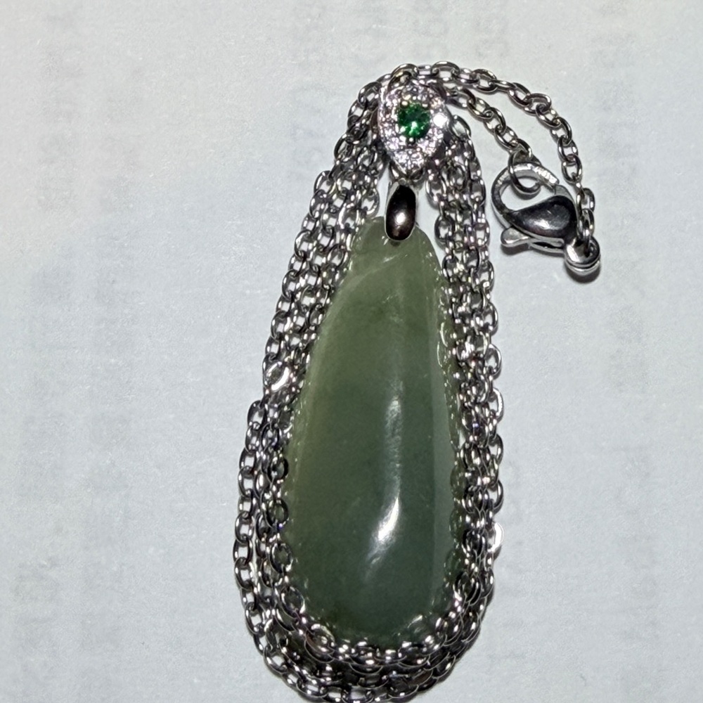 Elegant Green Stone Pendant Necklace